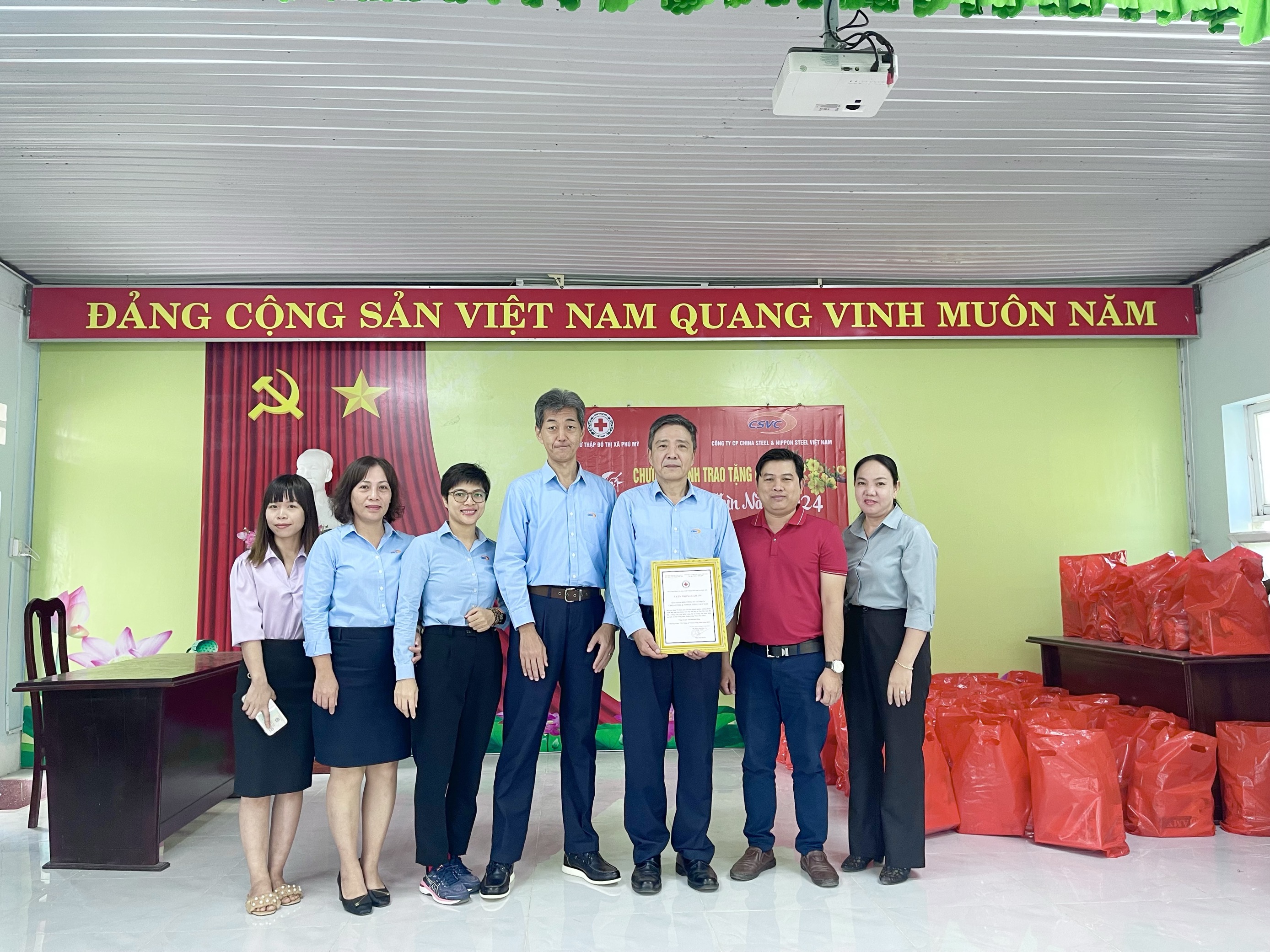 GIVING GIFTS TO PEOPLE IN DIFFICULT CIRCUMSTANCES ON THE OCCASION OF THE 2024 LUNAR NEW YEAR