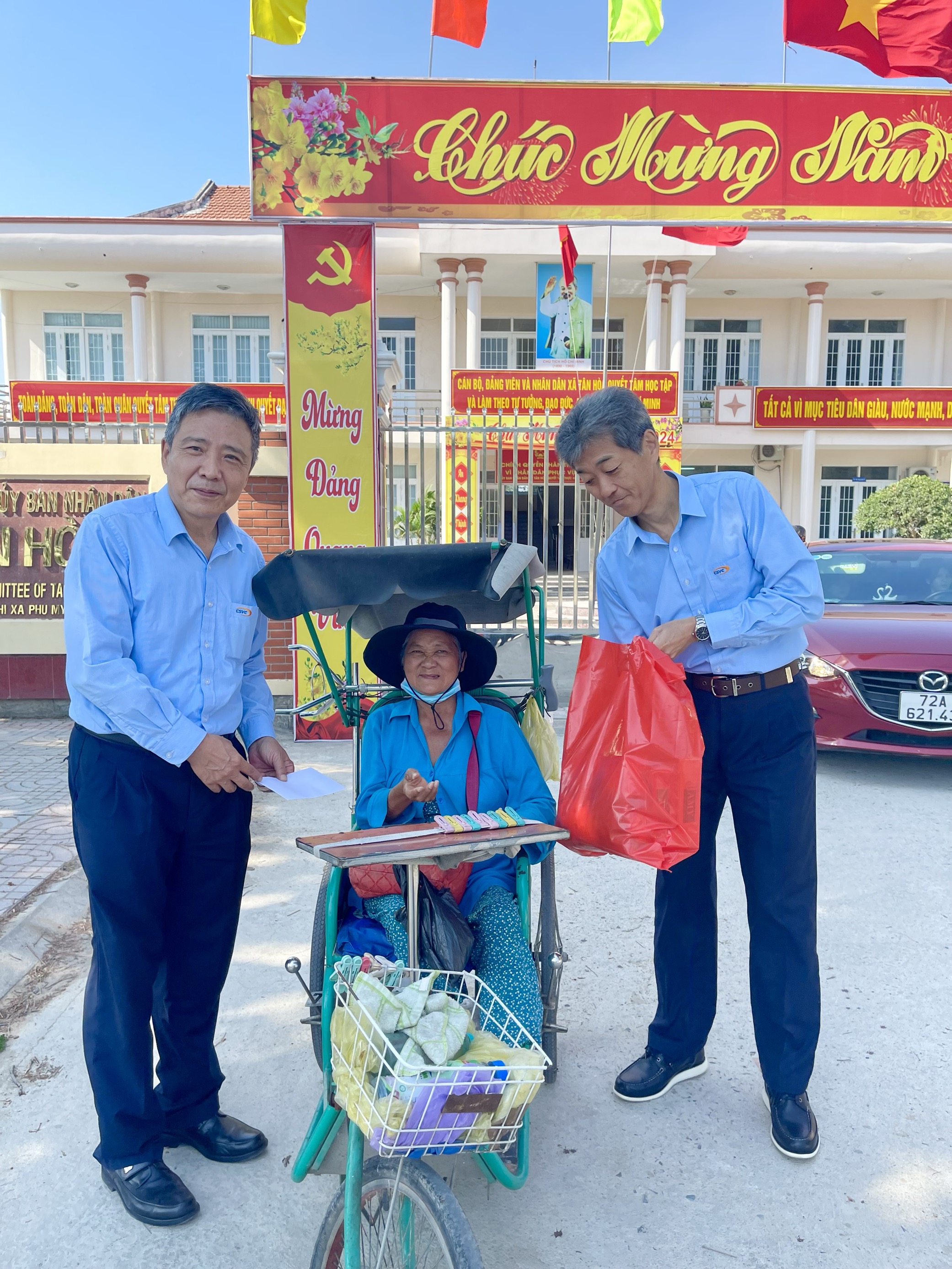 GIVING GIFTS TO PEOPLE IN DIFFICULT CIRCUMSTANCES ON THE OCCASION OF THE 2024 LUNAR NEW YEAR