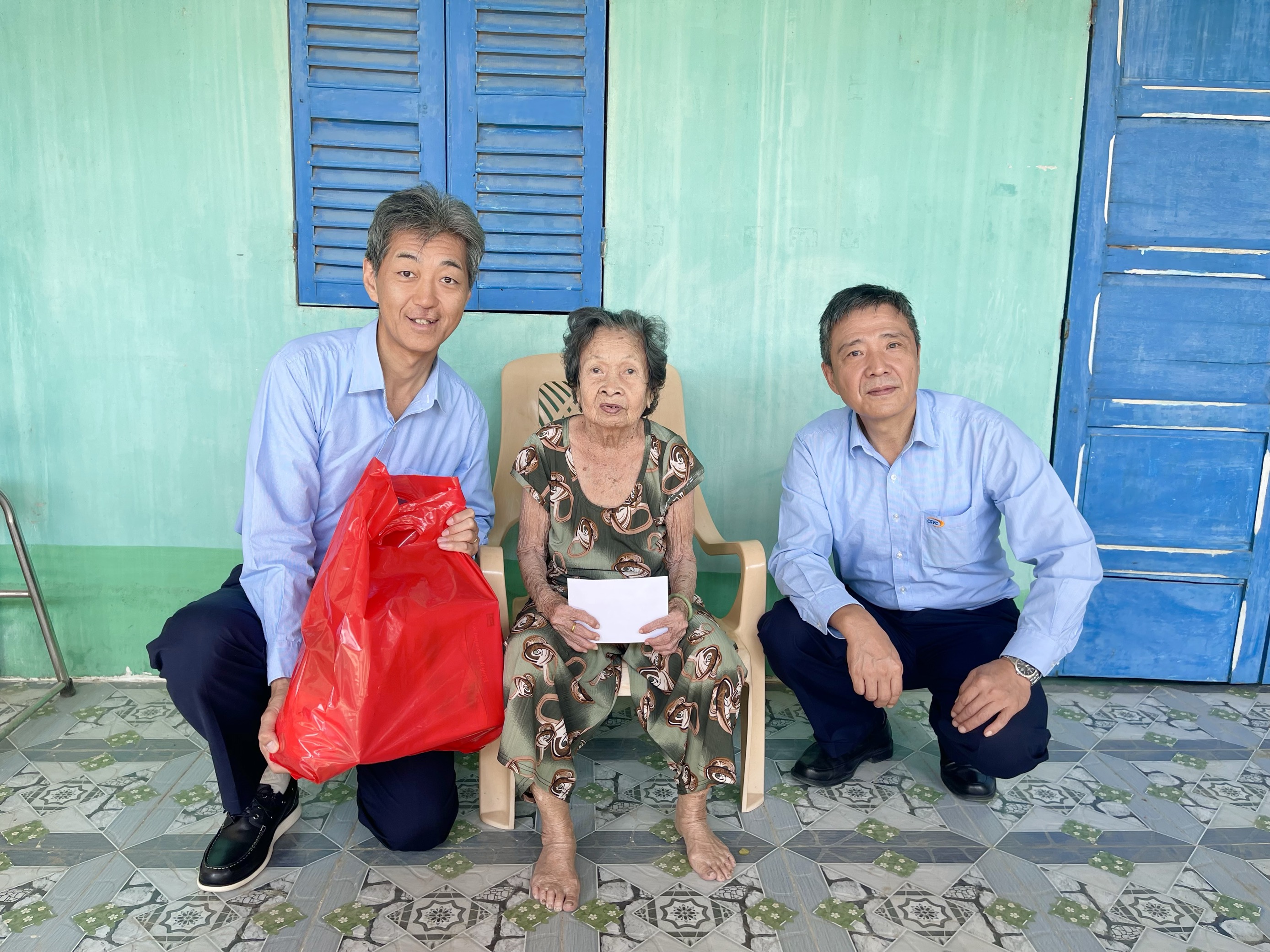 GIVING GIFTS TO PEOPLE IN DIFFICULT CIRCUMSTANCES ON THE OCCASION OF THE 2024 LUNAR NEW YEAR