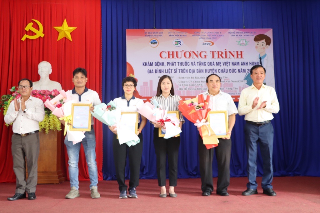 PROGRAM OF FREE MEDICAL EXAMINATION, MEDICINE AND GIVING GIFTS FOR VIETNAMESE HEROIC MOTHER, RELATIVES AND FAMILY OF MARTYRS OF CHAU DUC DISTRICT IN 2024