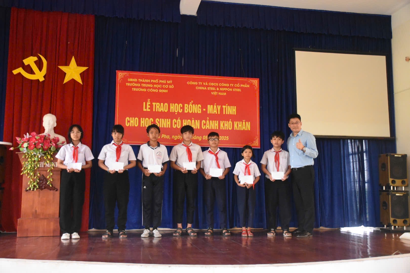AWARDING SCHOLARSHIPS TO STUDENTS WITH GOOD ACADEMIC PERFORMANCE IN THE 2024-2025 SCHOOL YEAR