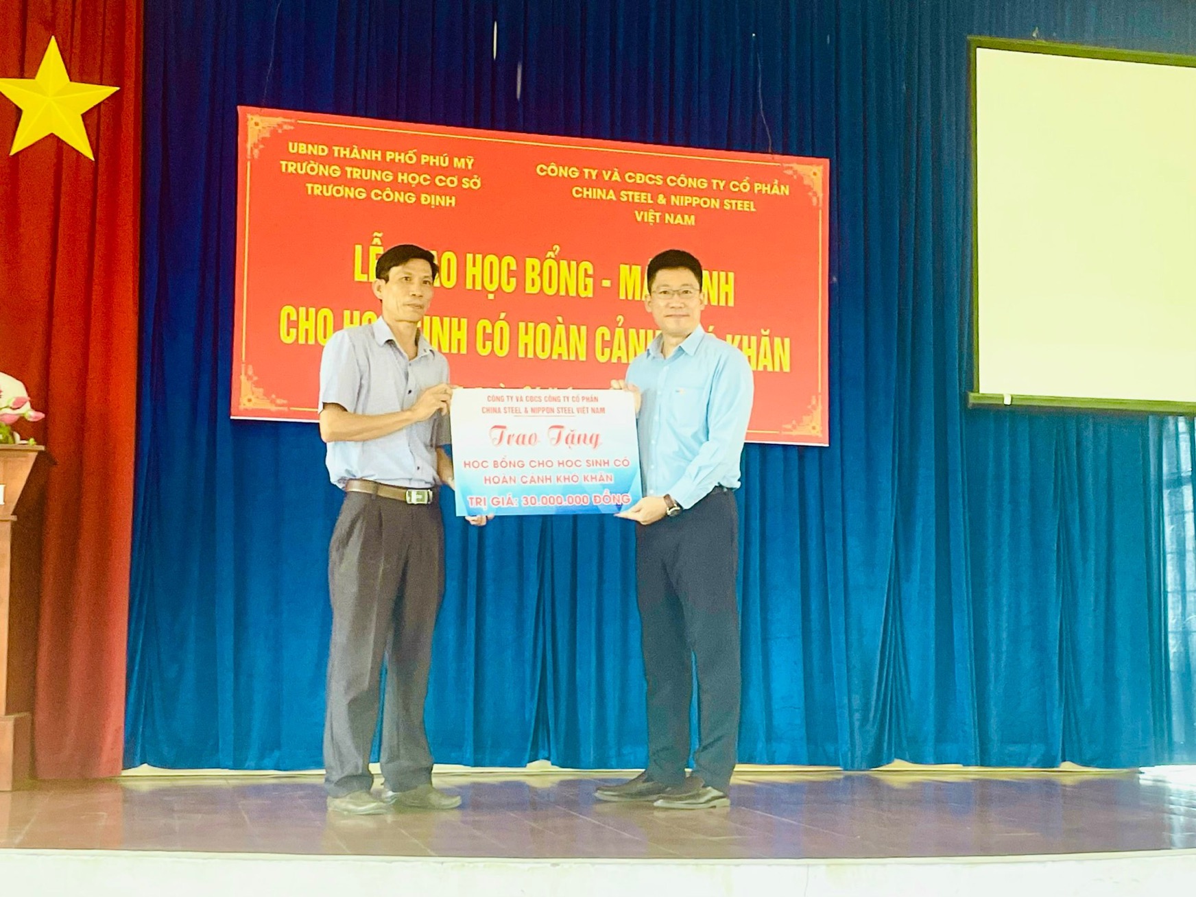 AWARDING SCHOLARSHIPS TO STUDENTS WITH GOOD ACADEMIC PERFORMANCE IN THE 2024-2025 SCHOOL YEAR