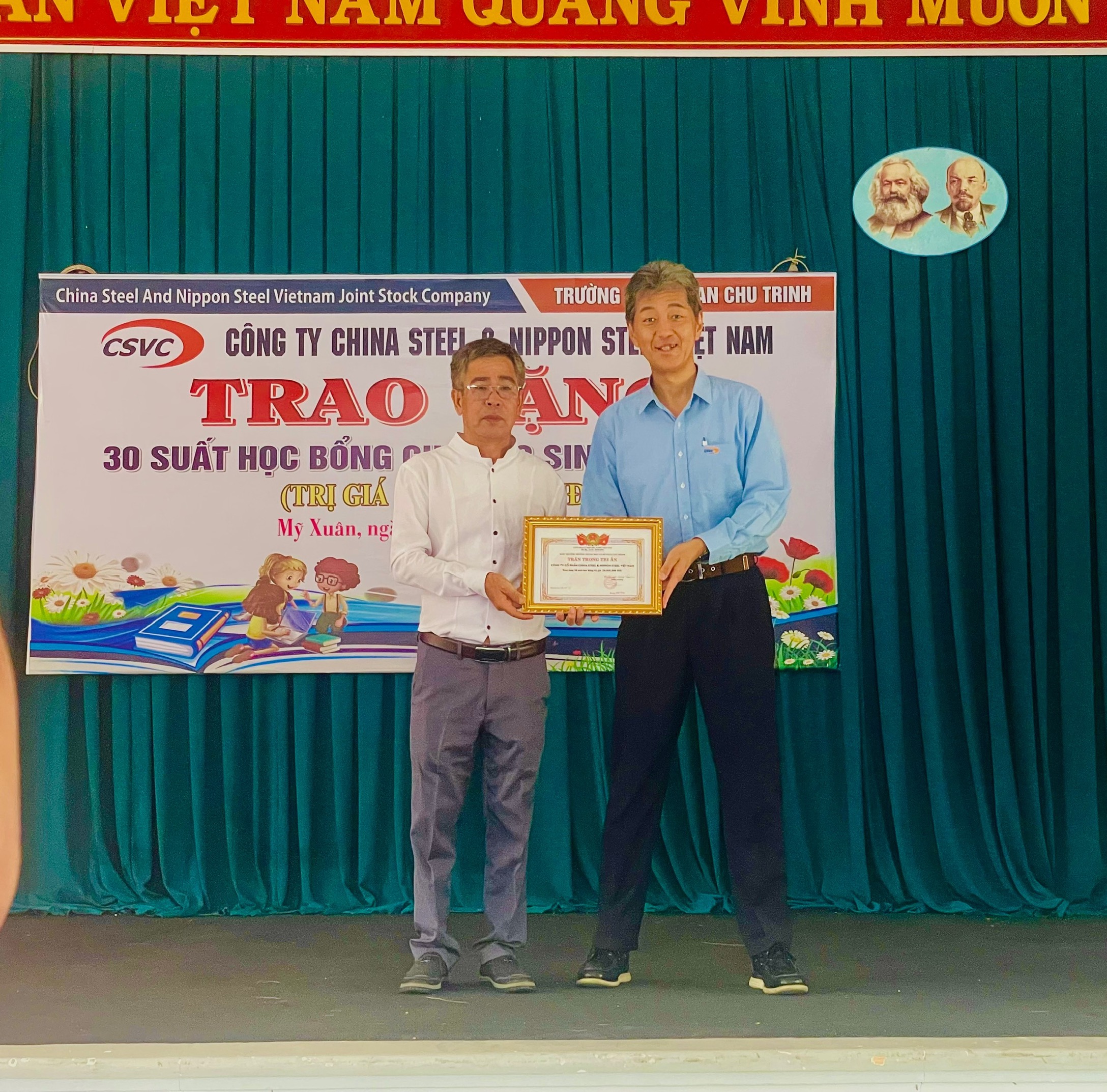 AWARDING SCHOLARSHIPS TO STUDENTS WITH GOOD ACADEMIC PERFORMANCE IN THE 2024-2025 SCHOOL YEAR