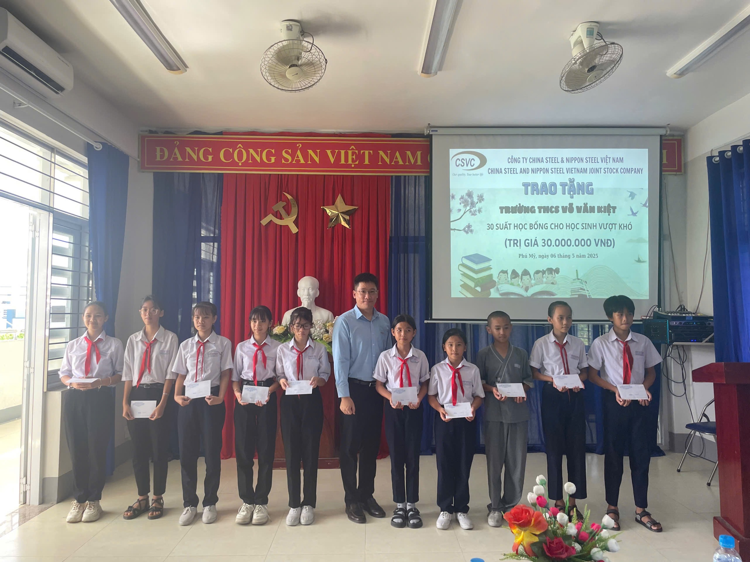 AWARDING SCHOLARSHIPS TO STUDENTS WITH GOOD ACADEMIC PERFORMANCE IN THE 2024-2025 SCHOOL YEAR