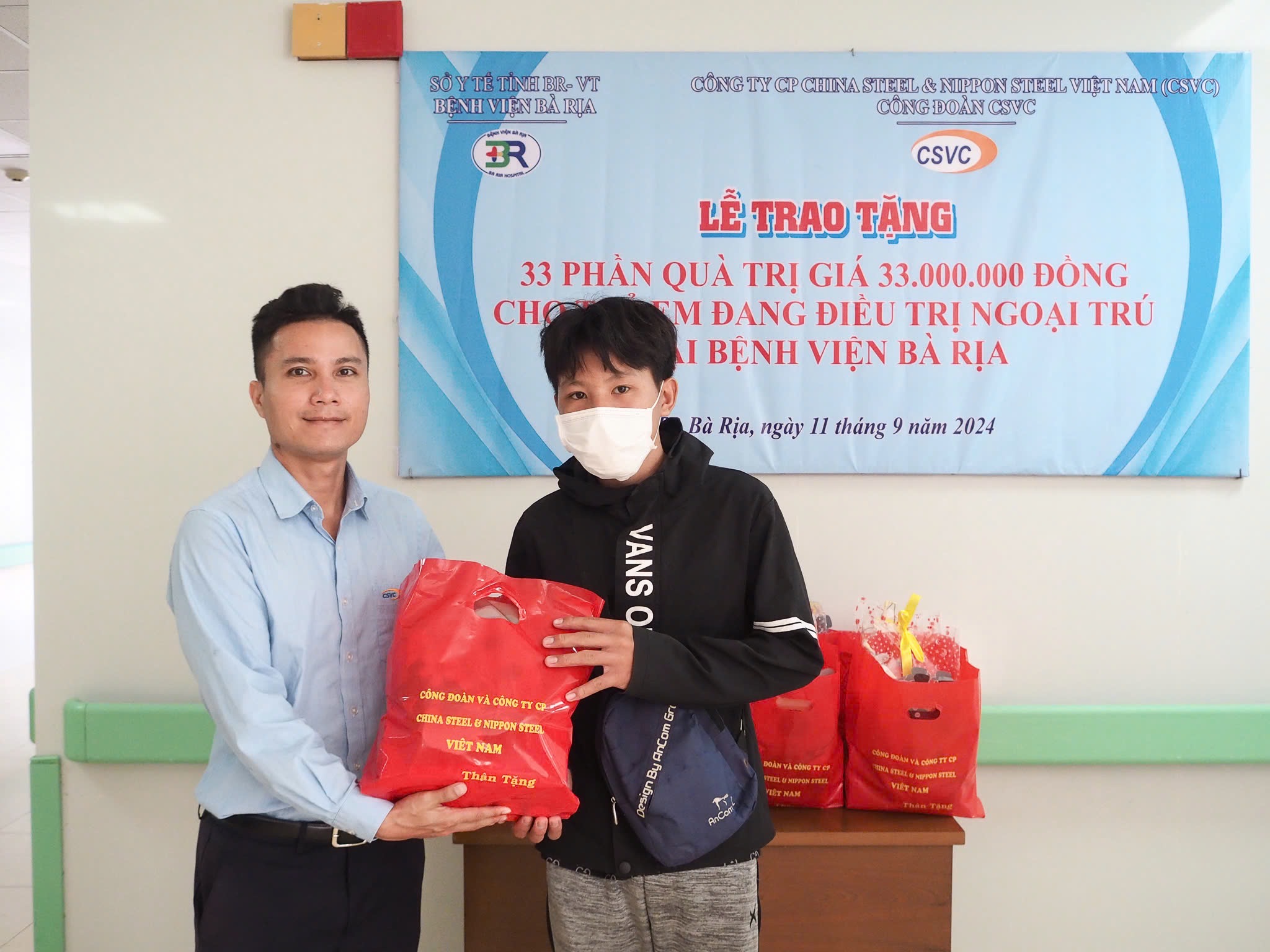 GIVING MID-AUTUMN GIFTS TO HIV-INFECTED CHILDREN WHO ARE UNDERGOING OUTPATIENT TREATMENT AT BA RIA HOSPITAL.