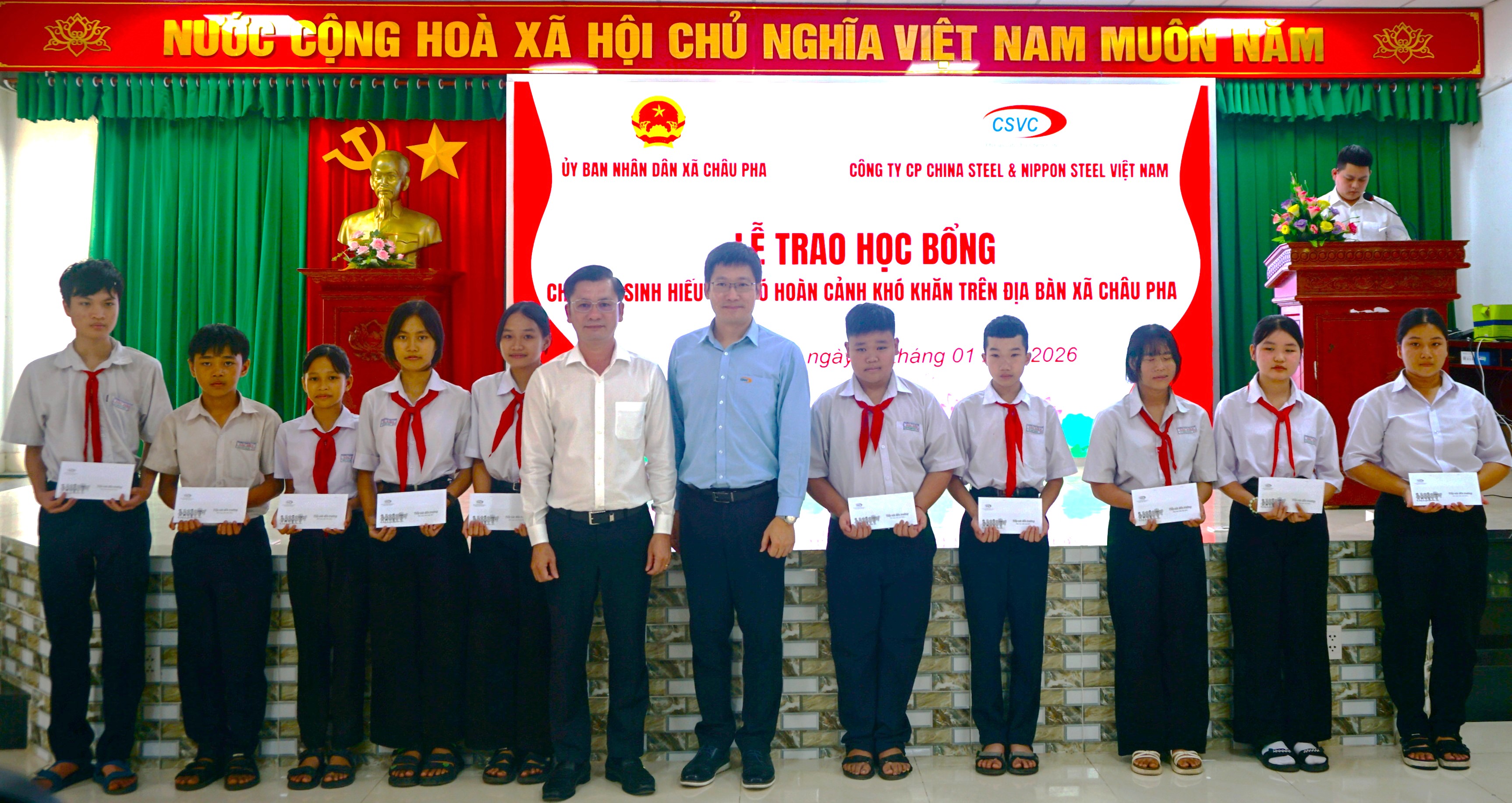 CSVC PRESENTS 239 SCHOLARSHIPS SUPPORTING STUDENTS TO OVERCOME DIFFICULTIES