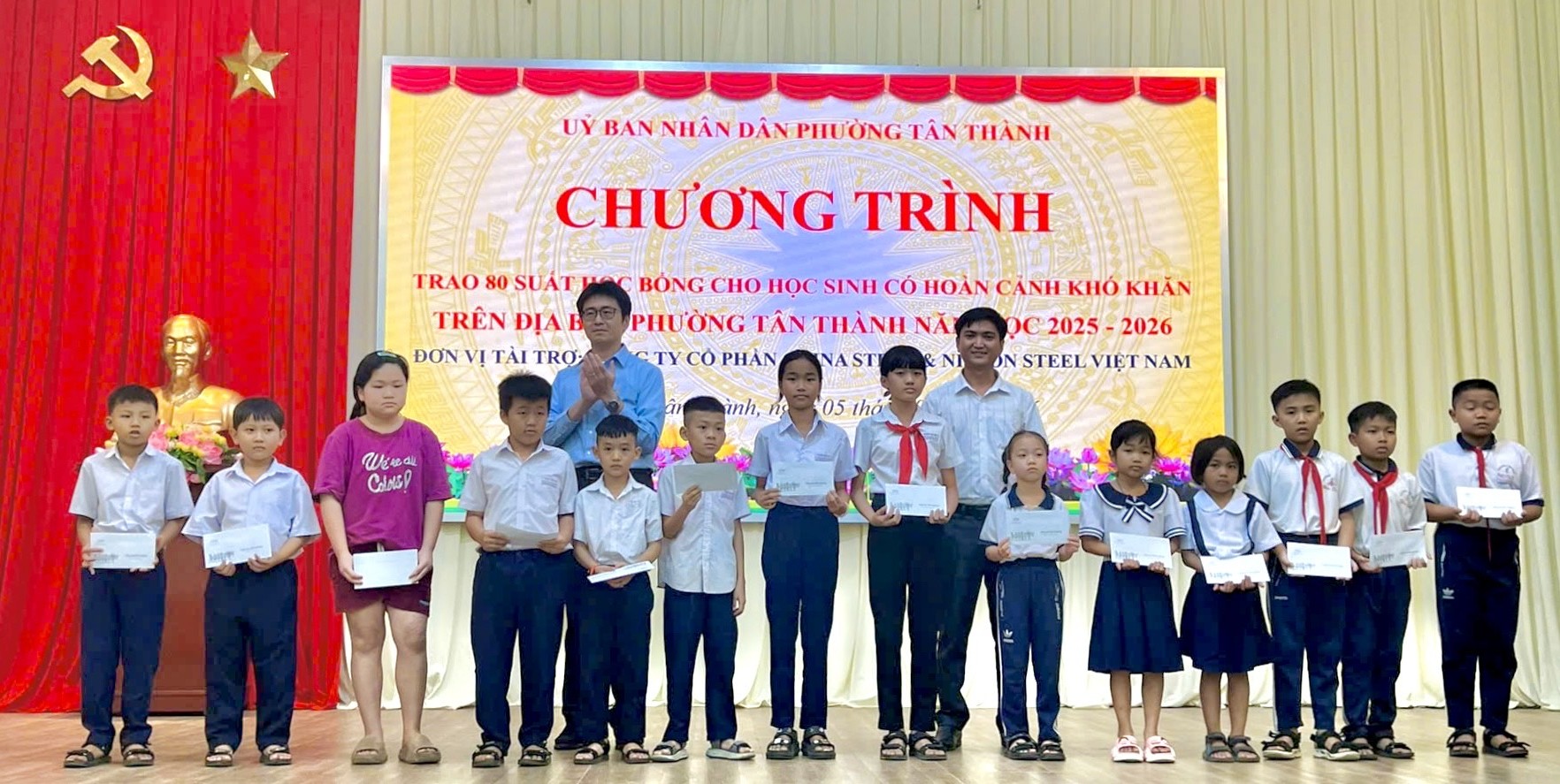CSVC PRESENTS 239 SCHOLARSHIPS SUPPORTING STUDENTS TO OVERCOME DIFFICULTIES