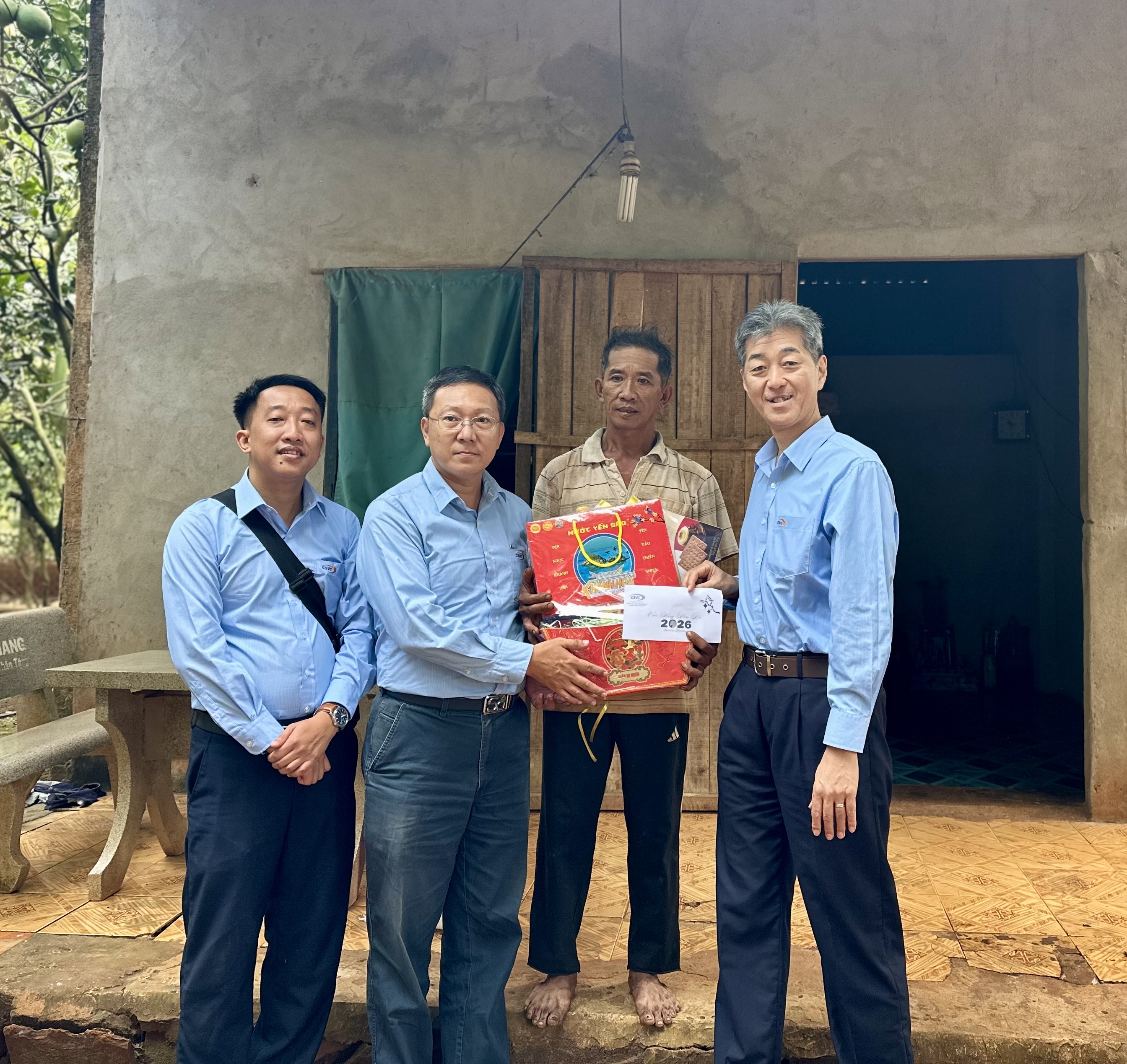 CSVC PRESENTS 90 TET GIFTS TO DISADVANTAGED HOUSEHOLDS IN TAN THANH WARD