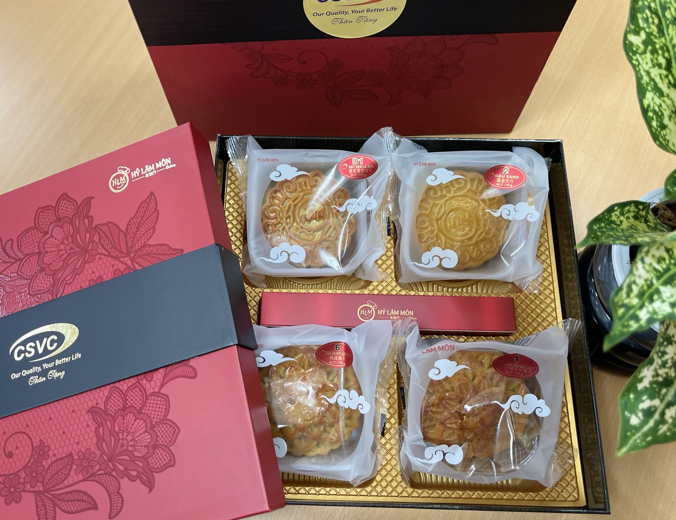 GIVING MOON CAKE TO CSVC EMPLOYEES