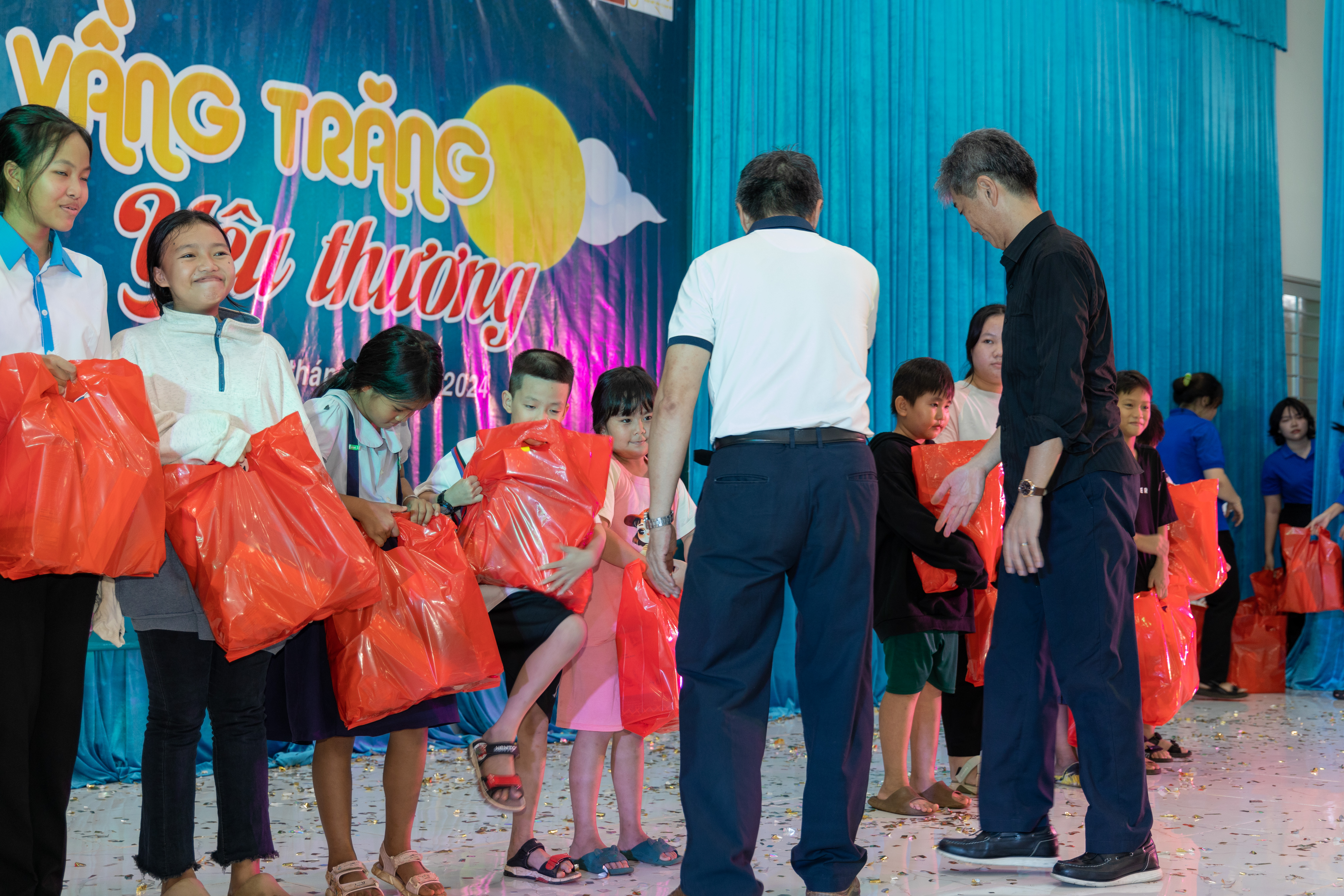 ORGANIZING THE PROGRAM “THE MOON OF LOVE 2024” GIVING MID-AUTUMN GIFT TO DISADVANTAGED STUDENTS IN CU BI COMMUNE, CHAU DUC DISTRICT, BRVT PROVINCE